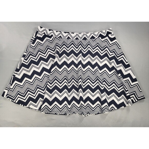 Rue21 Dresses & Skirts - NWT  Rue 21 black white zigzag stripe circle Xl Women’s elastic waist mini